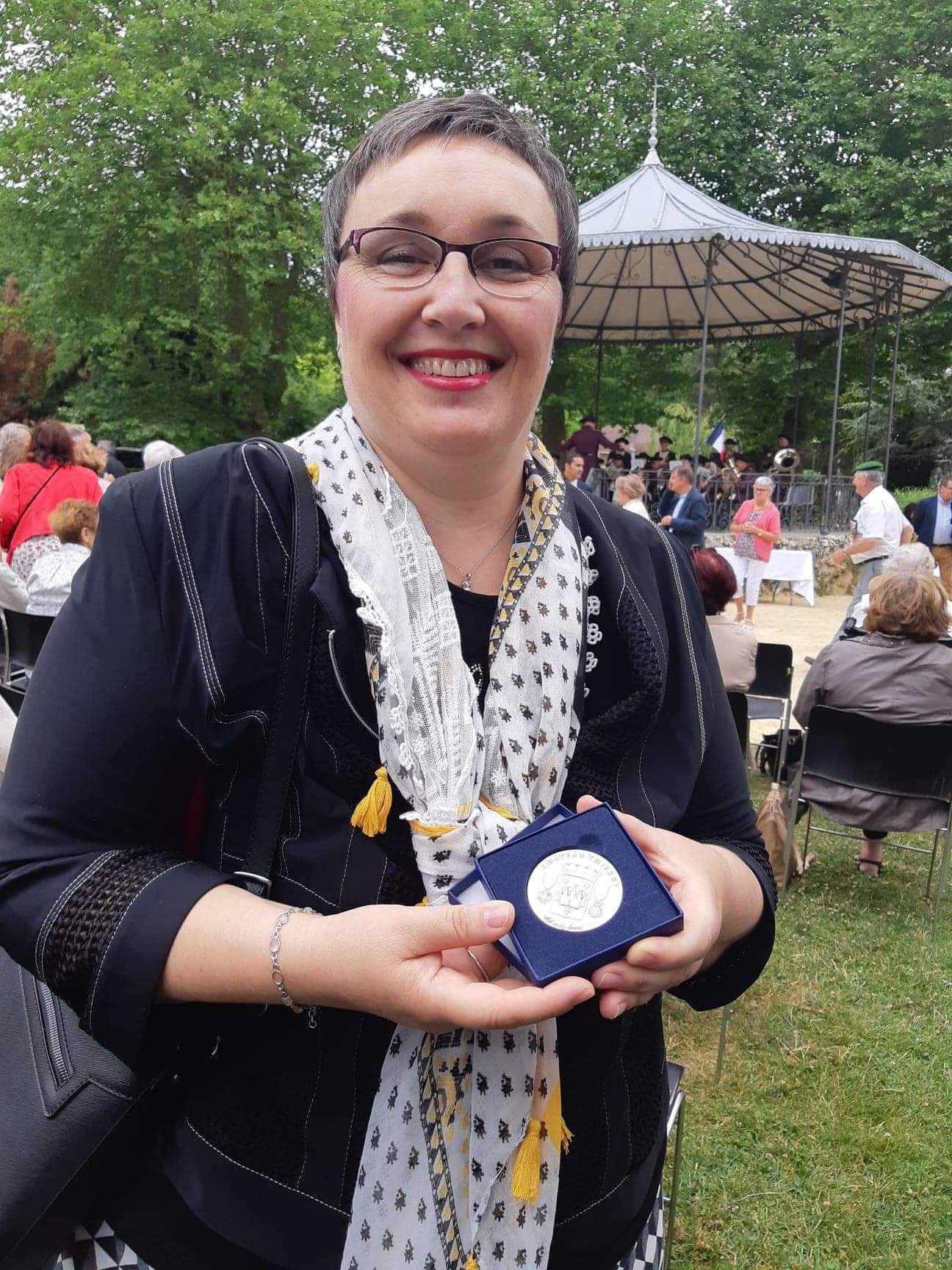 Florence Belin avec la médaille de la ville de Château-Thierry